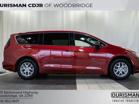 Certified 2025 Chrysler Pacifica Select image 3