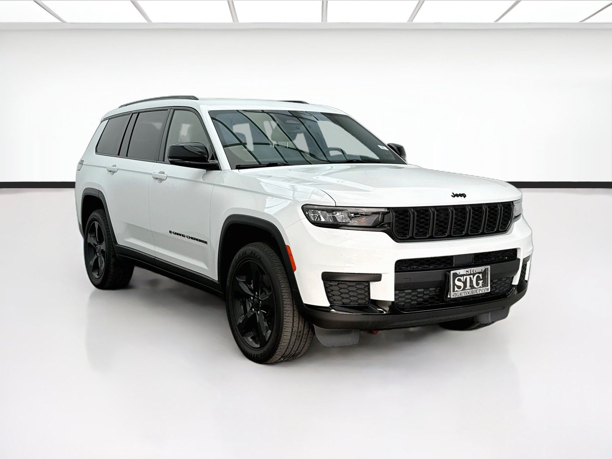 Used 2023 Jeep Grand Cherokee L Laredo RWD image 3