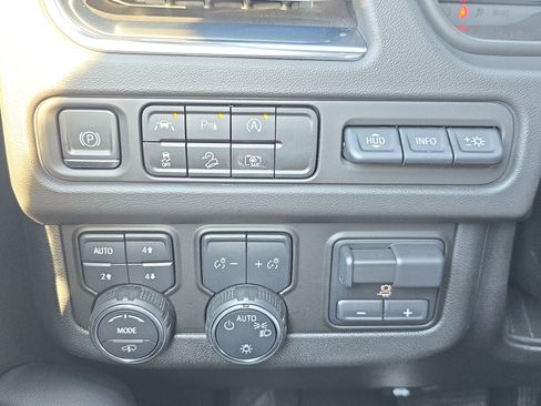 Used 2023 Chevrolet Tahoe High Country AWD/4WD image 25