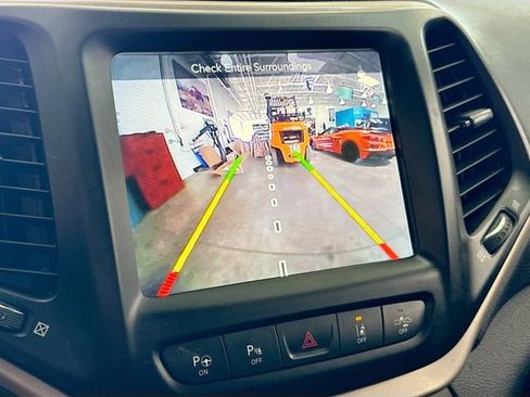 Used 2018 Jeep Cherokee Limited w/ Technology Group image 15