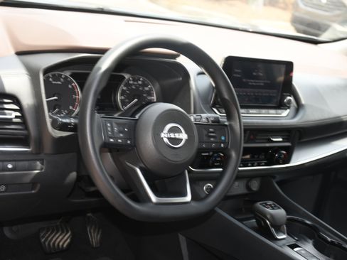 Used 2023 Nissan Rogue SV FWD image 8