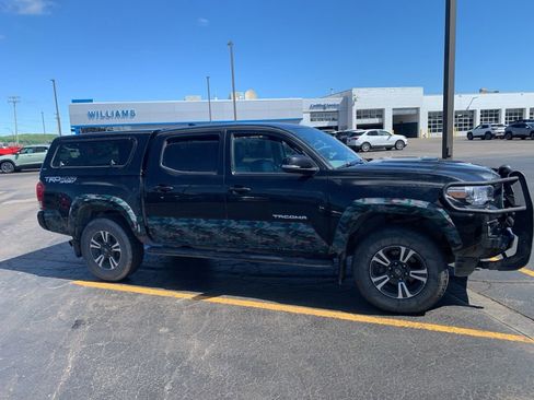 Used 2017 Toyota Tacoma TRD Sport w/ Tow Package (A/T) AWD/4WD image 2