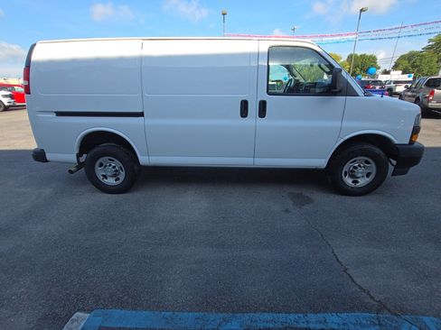 Used 2022 Chevrolet Express 2500 w/ Driver Convenience Package RWD image 5