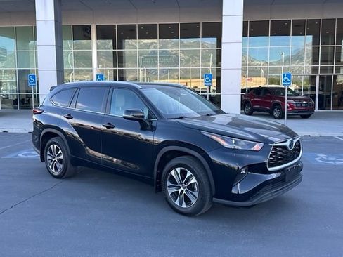 Used 2024 Toyota Highlander XLE AWD/4WD image 9