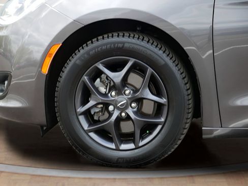Used 2020 Chrysler Pacifica Limited w/ S Appearance Package FWD image 9