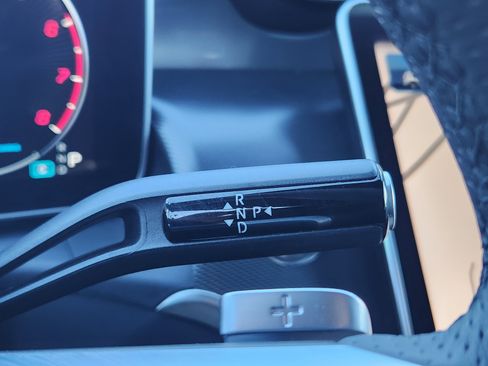 Used 2024 Mercedes-Benz GLC 300 4MATIC image 11