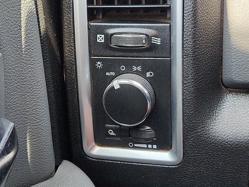 Used 2020 RAM 1500 Classic SLT AWD/4WD image 16