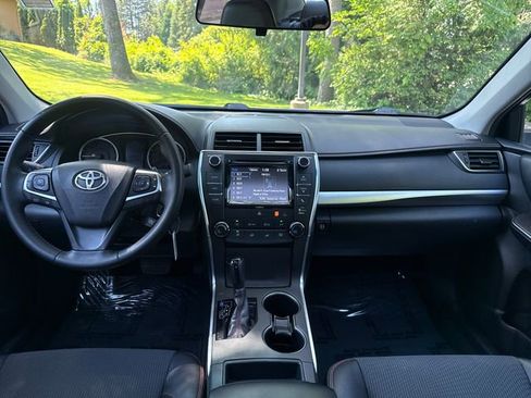 Used 2016 Toyota Camry SE w/ Moonroof Package FWD image 13