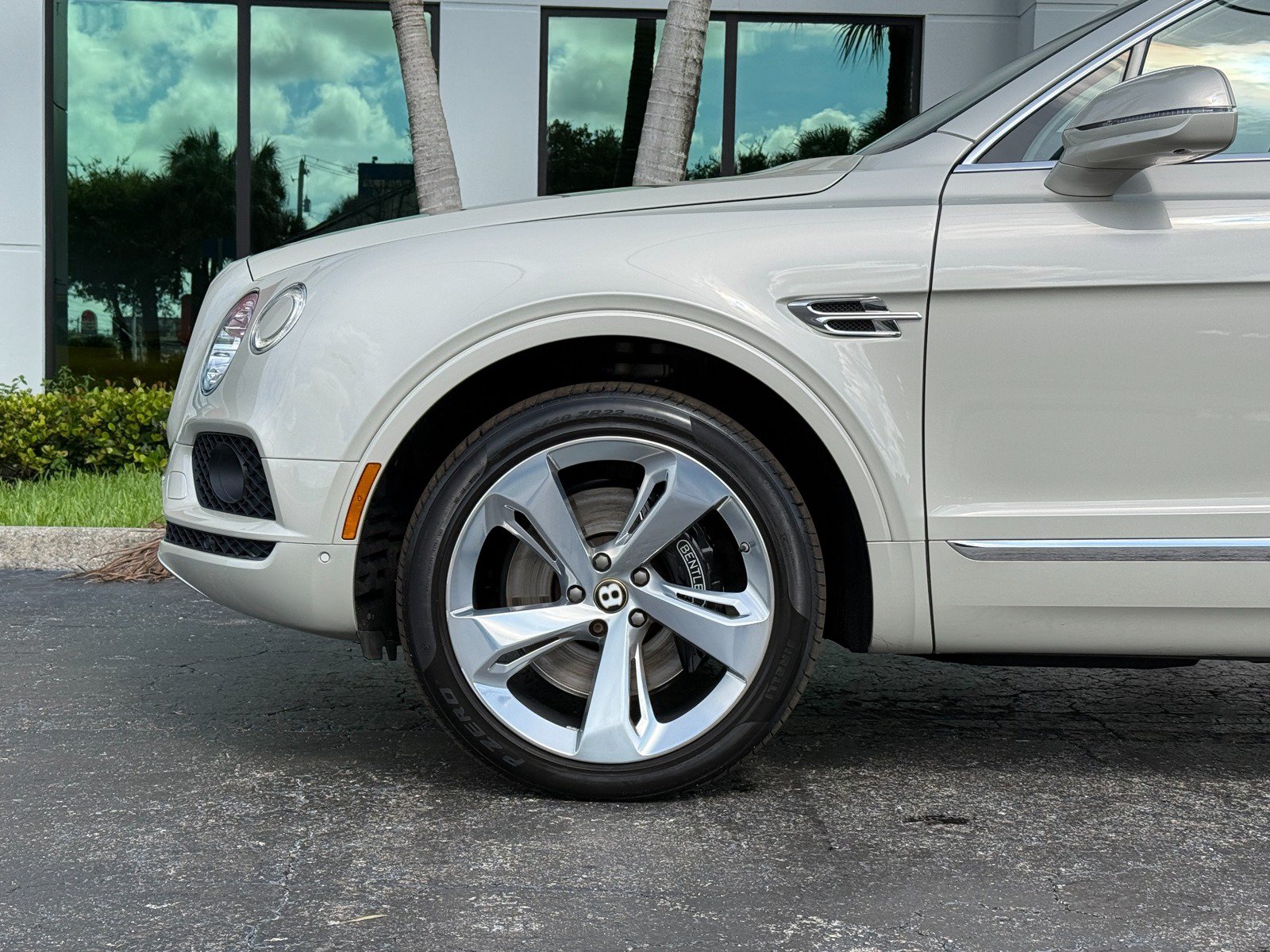 Used 2019 Bentley Bentayga AWD/4WD image 13