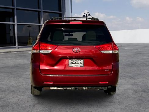 Used 2013 Toyota Sienna XLE image 3