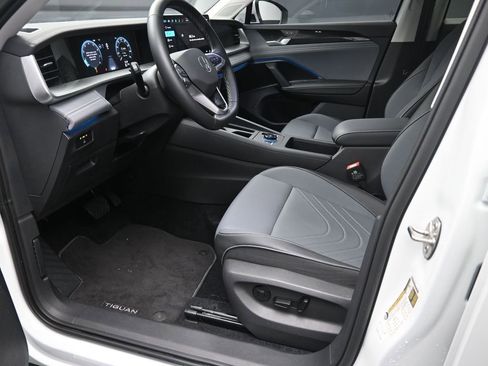 Certified 2025 Volkswagen Tiguan SE image 17