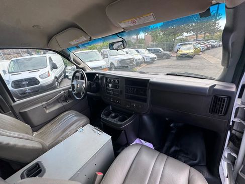 Used 2017 Chevrolet Express 3500 Extended image 28