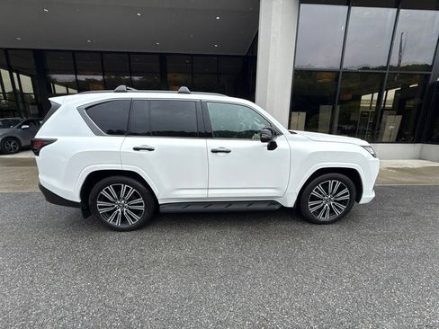 Used 2026 Lexus LX 600 4WD w/ Appearance Package image 7