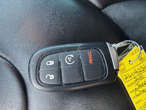 Used 2021 Jeep Cherokee Trailhawk w/ Technology Group image 21