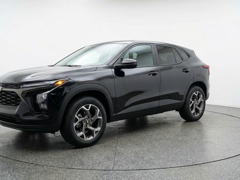 Used 2025 Chevrolet Trax LT image 3