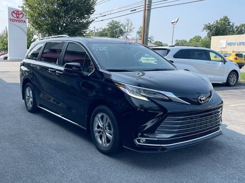 Used 2026 Toyota Sienna Limited FWD image 2