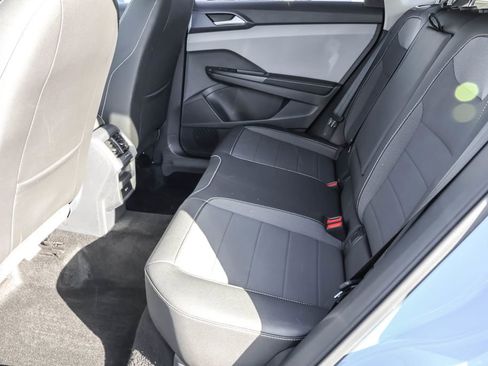 Used 2024 Volkswagen Taos SE image 28