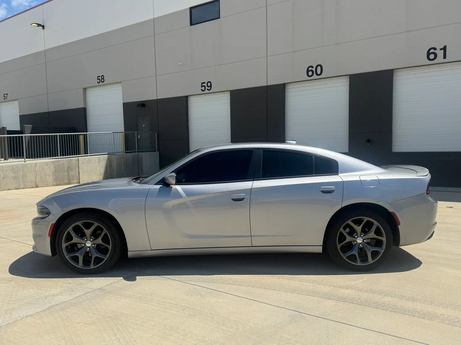 Used 2015 Dodge Charger SXT RWD image 2