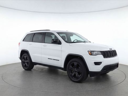 Used 2019 Jeep Grand Cherokee Laredo AWD/4WD image 2