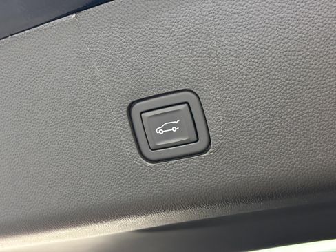 Used 2023 Chevrolet Traverse LT FWD image 10