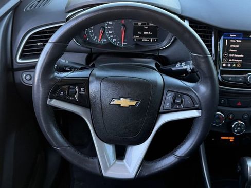 Used 2022 Chevrolet Trax LT w/ LT Convenience Package image 12