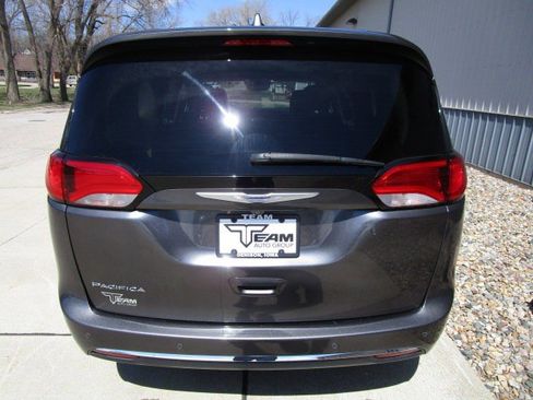 Used 2019 Chrysler Pacifica Touring-L Plus w/ Advanced Safetytec Group FWD image 6