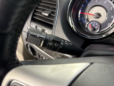 Used 2015 Chrysler Town & Country Touring-L w/ Driver Convenience Group FWD image 16
