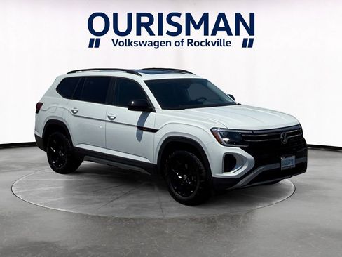 Used 2025 Volkswagen Atlas Peak Edition SE AWD/4WD image 1