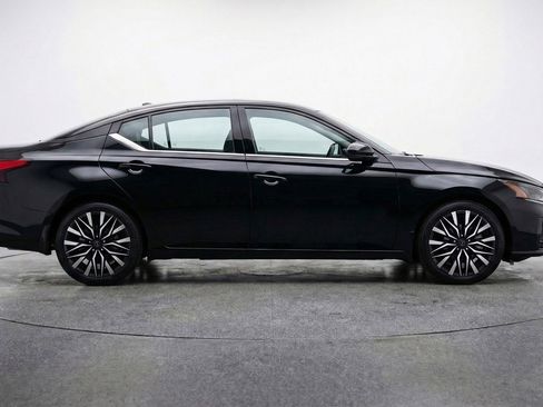 Used 2025 Nissan Altima 2.5 SV image 9