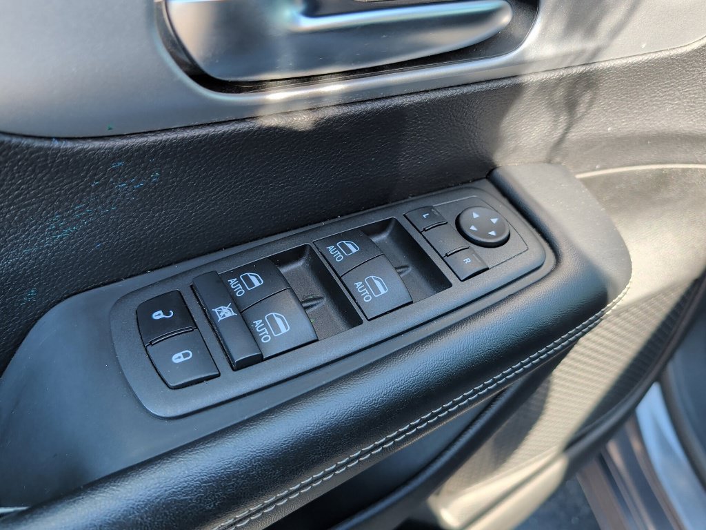 Used 2022 Chrysler Pacifica Touring-L w/ Uconnect Theater Family Group AWD/4WD image 31
