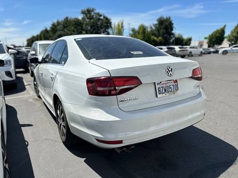 Used 2018 Volkswagen Jetta SE FWD image 2