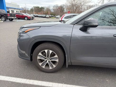 Used 2024 Toyota Highlander XLE image 6