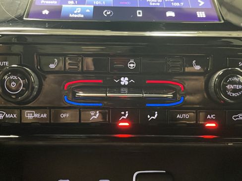 Used 2024 Jeep Grand Cherokee L Altitude AWD/4WD image 18