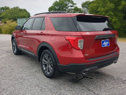 Certified 2022 Ford Explorer XLT w/ Equipment Group 202A AWD/4WD image 5