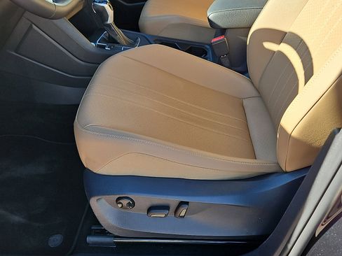 Certified 2023 Volkswagen Tiguan SE image 12