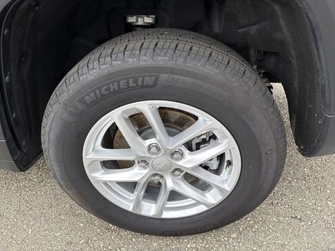 Used 2025 Jeep Grand Cherokee L Laredo AWD/4WD image 19
