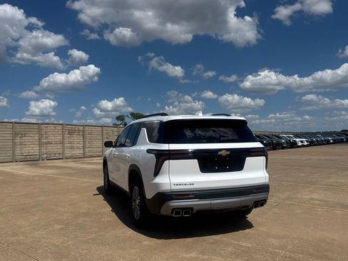 Used 2025 Chevrolet Traverse LT FWD image 18