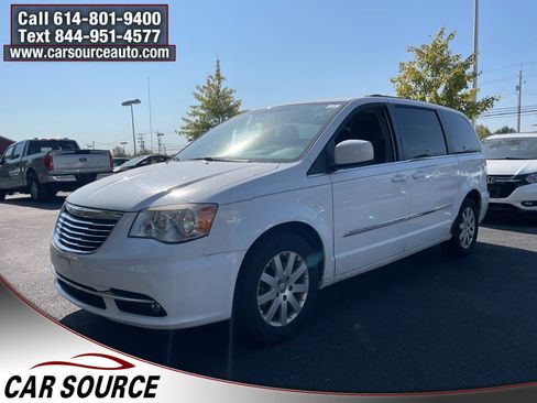 Used 2014 Chrysler Town & Country Touring image 3