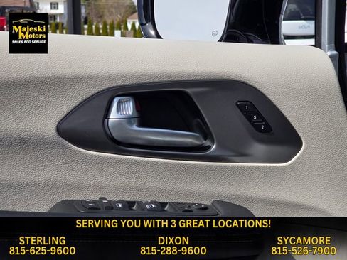 Used 2024 Chrysler Pacifica Touring-L image 24