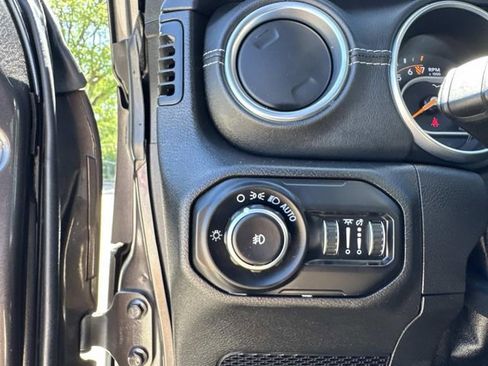 Used 2018 Jeep Wrangler Unlimited Sahara AWD/4WD image 31