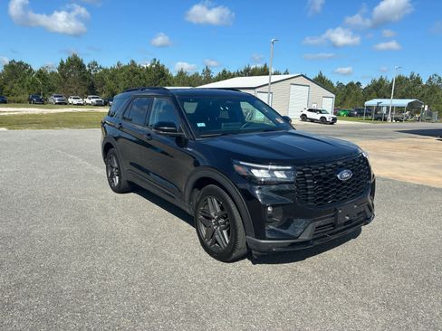 Used 2025 Ford Explorer ST-Line w/ ST-Line Street Pack AWD/4WD image 3