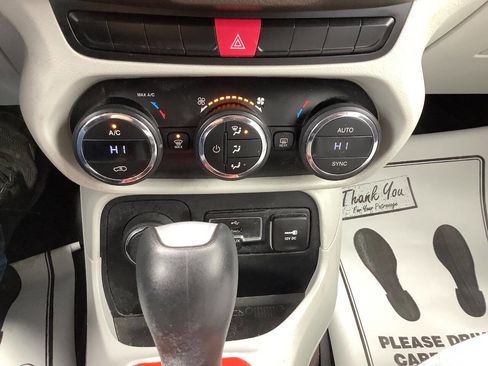 Used 2015 Jeep Renegade Latitude w/ Popular Equipment Group image 38