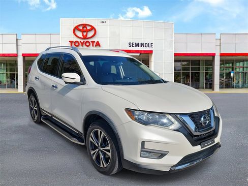 Used 2017 Nissan Rogue SL image 2