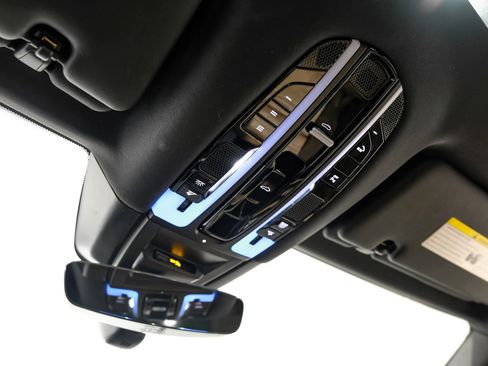 Used 2019 Porsche Cayenne Sport Utility 4D image 33