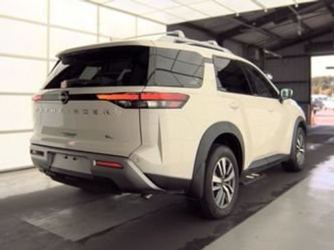 Used 2024 Nissan Pathfinder SL FWD image 2