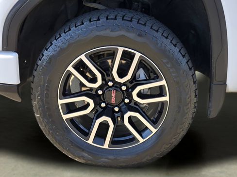 Used 2024 GMC Sierra 1500 AT4 w/ Technology Package AWD/4WD image 11