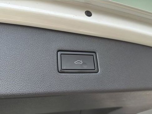 Used 2024 Volkswagen Tiguan SE image 36