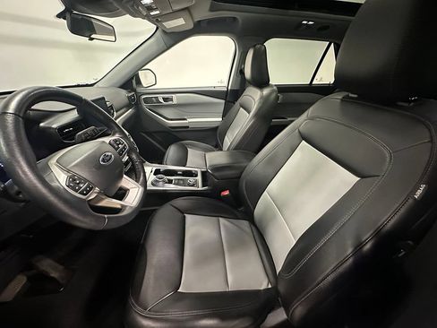 Used 2022 Ford Explorer XLT w/ Equipment Group 202A AWD/4WD image 3