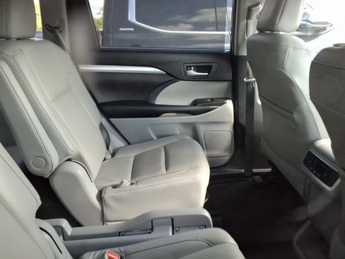 Certified 2017 Toyota Highlander XLE FWD image 10