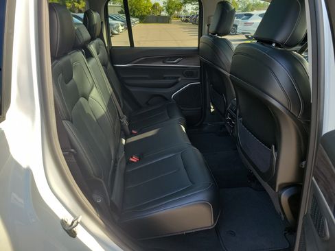 Used 2022 Jeep Grand Cherokee Limited AWD/4WD image 12
